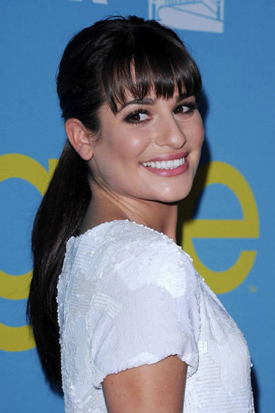 Taylor Swift chọn phong cách retro cho "đuôi ngựa" của mình. Nicole Scherzinger thì lại tết đuôi cá để làm mới mình. Kirsten Dunst quyến rũ với những lọn tóc xoăn nhẹ nhàng ở đuôi và mái tóc. Emmy Rossum tết tóc kiểu Pháp và buộc túm lại, tạo sự lãng mạn và nữ tính. Sandra Bullock cá tính và mạnh mẽ, không quá cầu kỳ khi tạo kiểu cho tóc đuôi ngựa của mình. Selena Gomez nhìn giống nàng búp bê với mái tóc xoăn buộc lệch. Sự đơn giản của mái tóc đuôi ngựa không làm giảm sang trọng của Diane Kruger. Katy Perry thật nổi bật và cá tính với mái tóc buộc đuôi ngựa màu xanh da trời này. Kiểu tóc xoăn buộc cao như Gisele Bundchen rất hợp với những bữa tiệc diễn ra bên bờ biển. Tóc đuôi ngựa của Fergie độc đáo hơn khi cô lấy tóc làm dây chun buộc. Jessica Biel trông khá giản dị với mái tóc đuôi ngựa làm xoăn nhẹ. Miley trông trẻ trung và sành điệu với kiểu tóc này. Lea Michelle trẻ trung và dễ thương với tóc đuôi ngựa, mái bằng. Hồ Ngọc Hà Ngọc Trinh Quỳnh Nga Midu