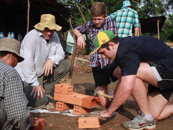 Nam sinh Tom Houlihan (phải) chặt gạch. Nam sinh Tom Houlihan (phải) chặt gạch