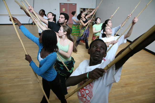 Ngôi trường cổ Swarthmore ra đời từ năm 1864. Hàng năm, trường đào tạo các chuyên ngành chủ yếu như nghệ thuật, khoa học xã hội... và có tiếng trong hệ thống các trường cao đẳng. Mức học phí của nó dao động trong khoảng 43.000 USD/ năm