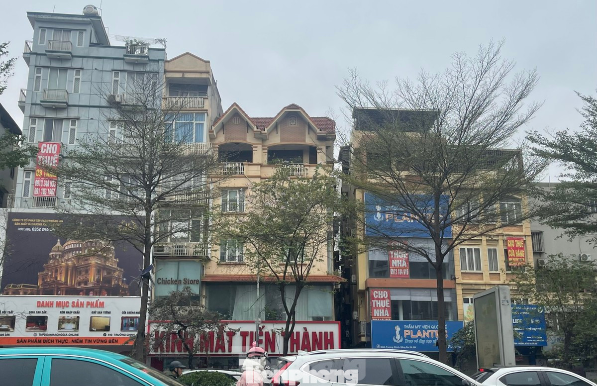 Cứ vài chục mét lại xuất hiện một biển cho thuê nhà, sang nhượng cửa hàng. Cứ vài chục mét lại xuất hiện một biển cho thuê nhà, sang nhượng cửa hàng.