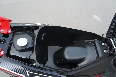 Nắp bình xăng có khay đỡ xăng tràn. Nắp bình xăng có khay đỡ xăng tràn