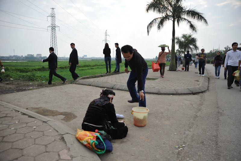 Với nhiều chiêu trò khác nhau như giả què, giả cụt. Với nhiều chiêu trò khác nhau như giả què, giả cụt