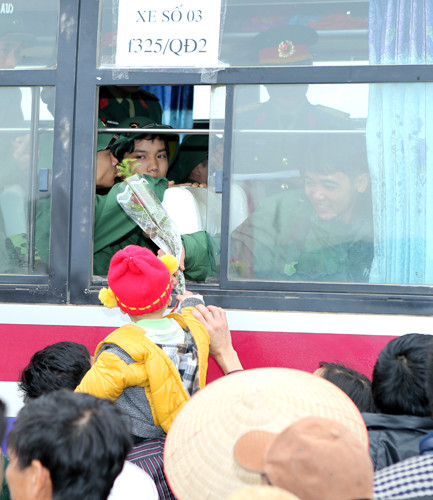 Các cháu nhỏ cũng được gia đình đưa đến tiễn đưa các anh lên đường nhập ngũ