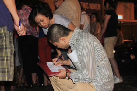 Phụ huynh đã nghĩ ra cách tự lập danh sách những ai đến trường thì điền tên, ghi số thứ tự 