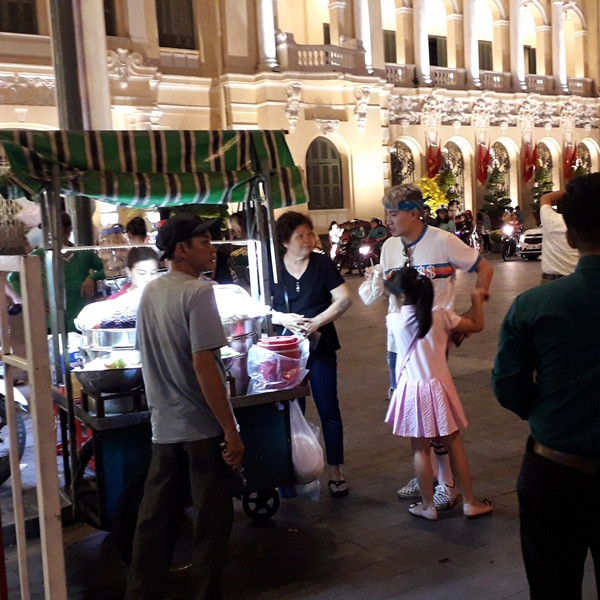 Mưu sinh trong đêm giao thừa nơi phố thị ảnh 7