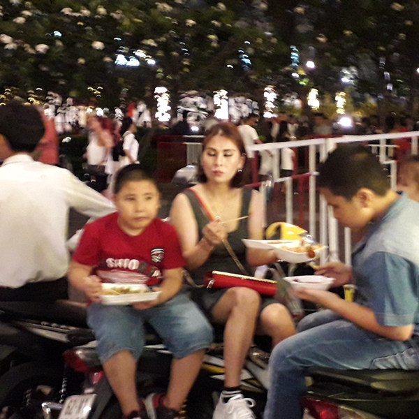 Mưu sinh trong đêm giao thừa nơi phố thị ảnh 6