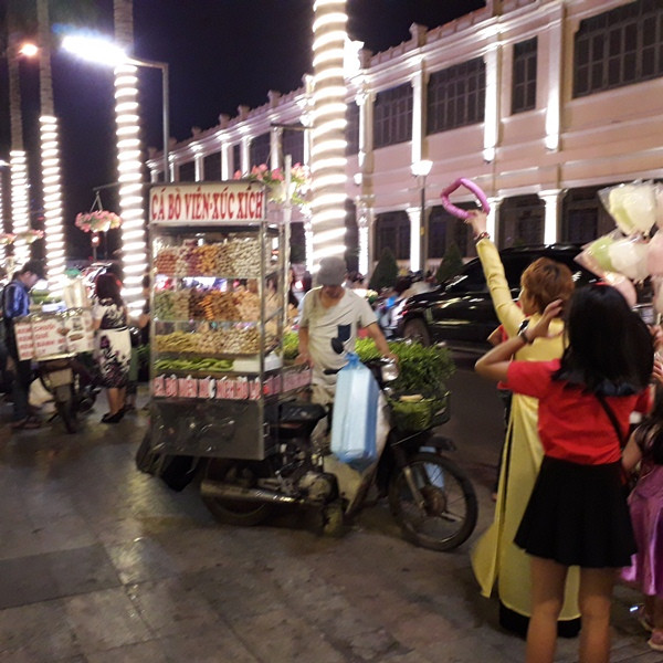 Mưu sinh trong đêm giao thừa nơi phố thị ảnh 3