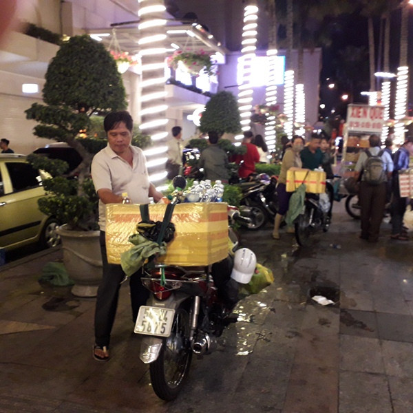 Mưu sinh trong đêm giao thừa nơi phố thị ảnh 5