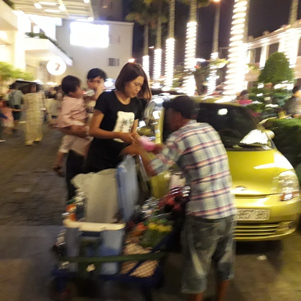 Mưu sinh trong đêm giao thừa nơi phố thị ảnh 4