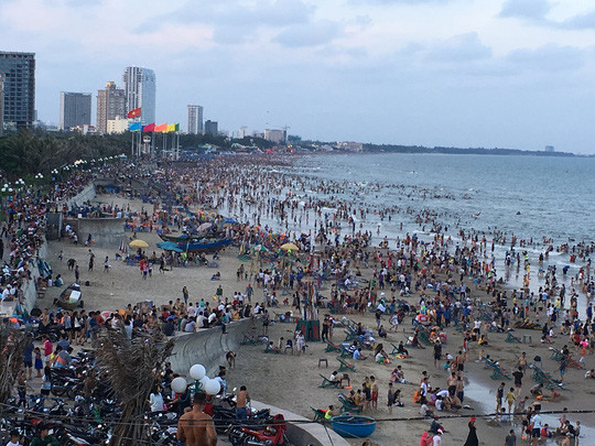 Du khách đổ xô về Vũng Tàu chơi Tết, quốc lộ kẹt cứng ảnh 14