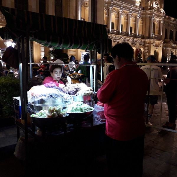 Mưu sinh trong đêm giao thừa nơi phố thị ảnh 9