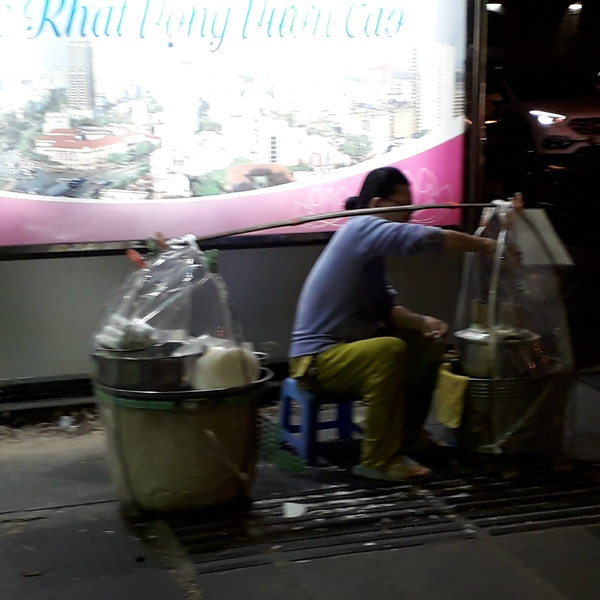 Mưu sinh trong đêm giao thừa nơi phố thị ảnh 2