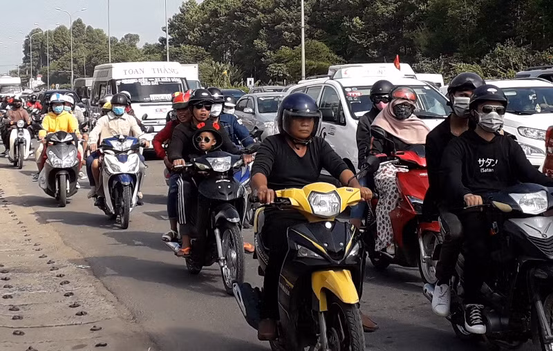 Du khách đổ xô về Vũng Tàu chơi Tết, quốc lộ kẹt cứng ảnh 8