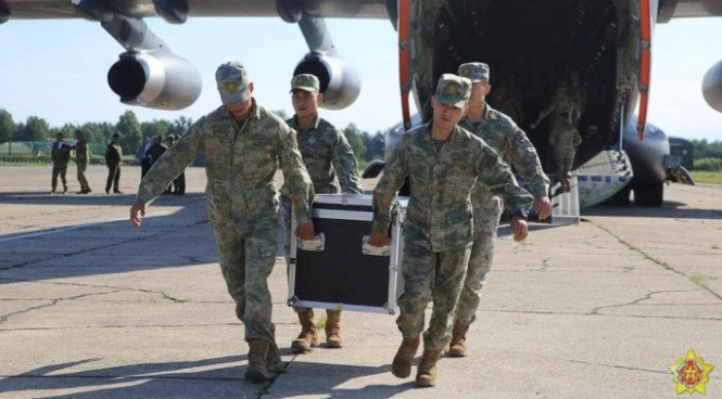 Binh lính Trung Quốc dỡ đồ phục vụ cuộc tập trận chung tại sân bay quân sự Baranovichi của Belarus. (Ảnh: BQP Belarus) Binh lính Trung Quốc dỡ đồ phục vụ cuộc tập trận chung tại sân bay quân sự Baranovichi của Belarus. (Ảnh: BQP Belarus)