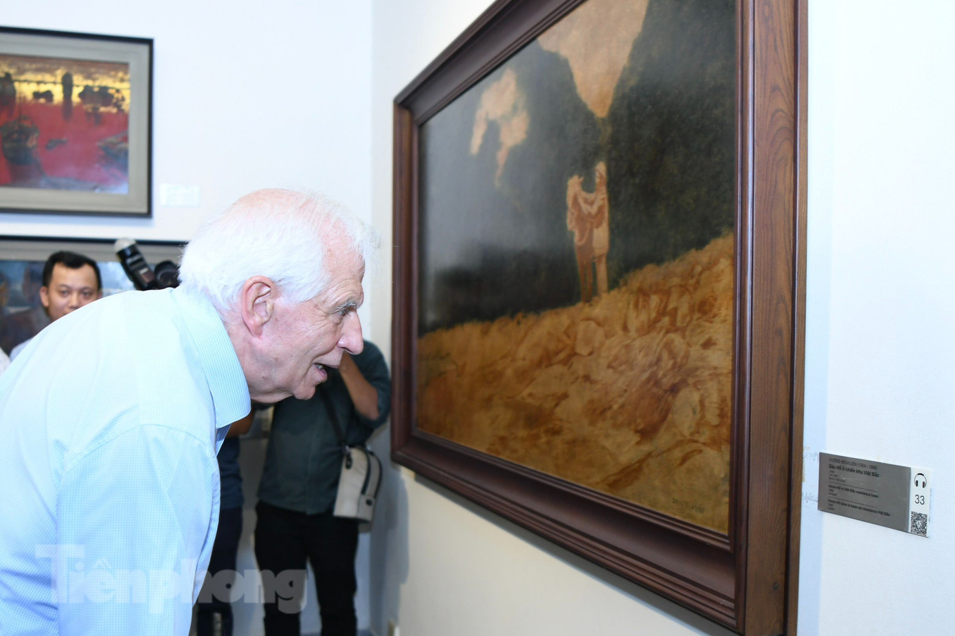 Đại diện cấp cao EU Josep Borrell chăm chú quan sát các tác phẩm. (Ảnh: Như Ý) Đại diện cấp cao EU Josep Borrell chăm chú quan sát các tác phẩm. (Ảnh: Như Ý)