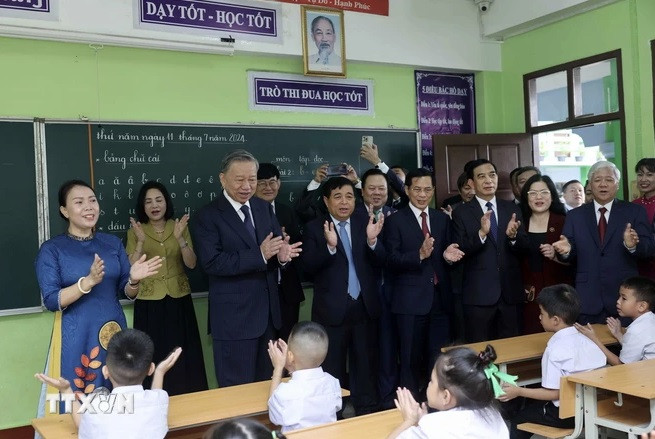 Chủ tịch nước Tô Lâm thăm Trường song ngữ Lào - Việt Nam Nguyễn Du ngày 12/7. (Ảnh: TTXVN)