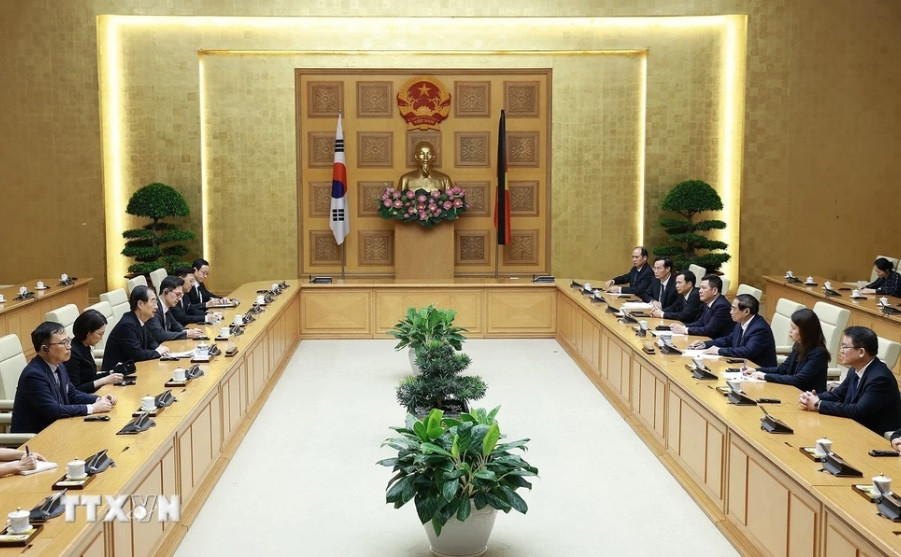 Thủ tướng Phạm Minh Chính và Thủ tướng Hàn Quốc Han Duck Soo cùng các quan chức cấp cao hai nước trong cuộc trao đổi ngày 25/7. (Ảnh: TTXVN)