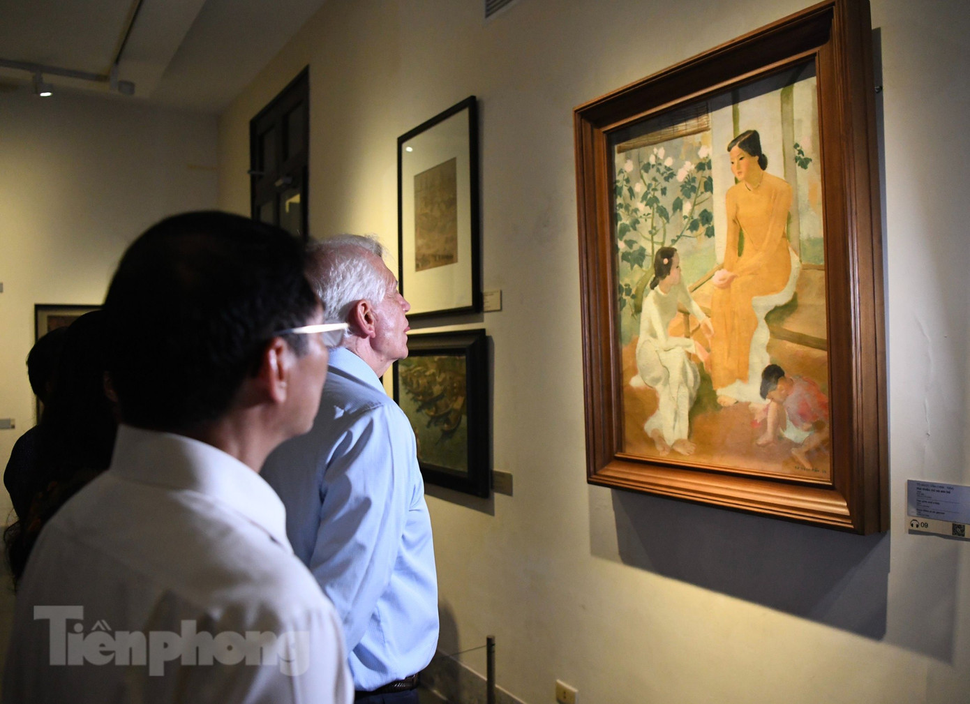 Bộ trưởng Ngoại giao Bùi Thanh Sơn và Đại diện cấp cao EU Josep Borrell chiêm ngưỡng các tác phẩm trong Bảo tàng Mỹ thuật Việt Nam. (Ảnh: Như Ý) Bộ trưởng Ngoại giao Bùi Thanh Sơn và Đại diện cấp cao EU Josep Borrell chiêm ngưỡng các tác phẩm trong Bảo tàng Mỹ thuật Việt Nam. (Ảnh: Như Ý)