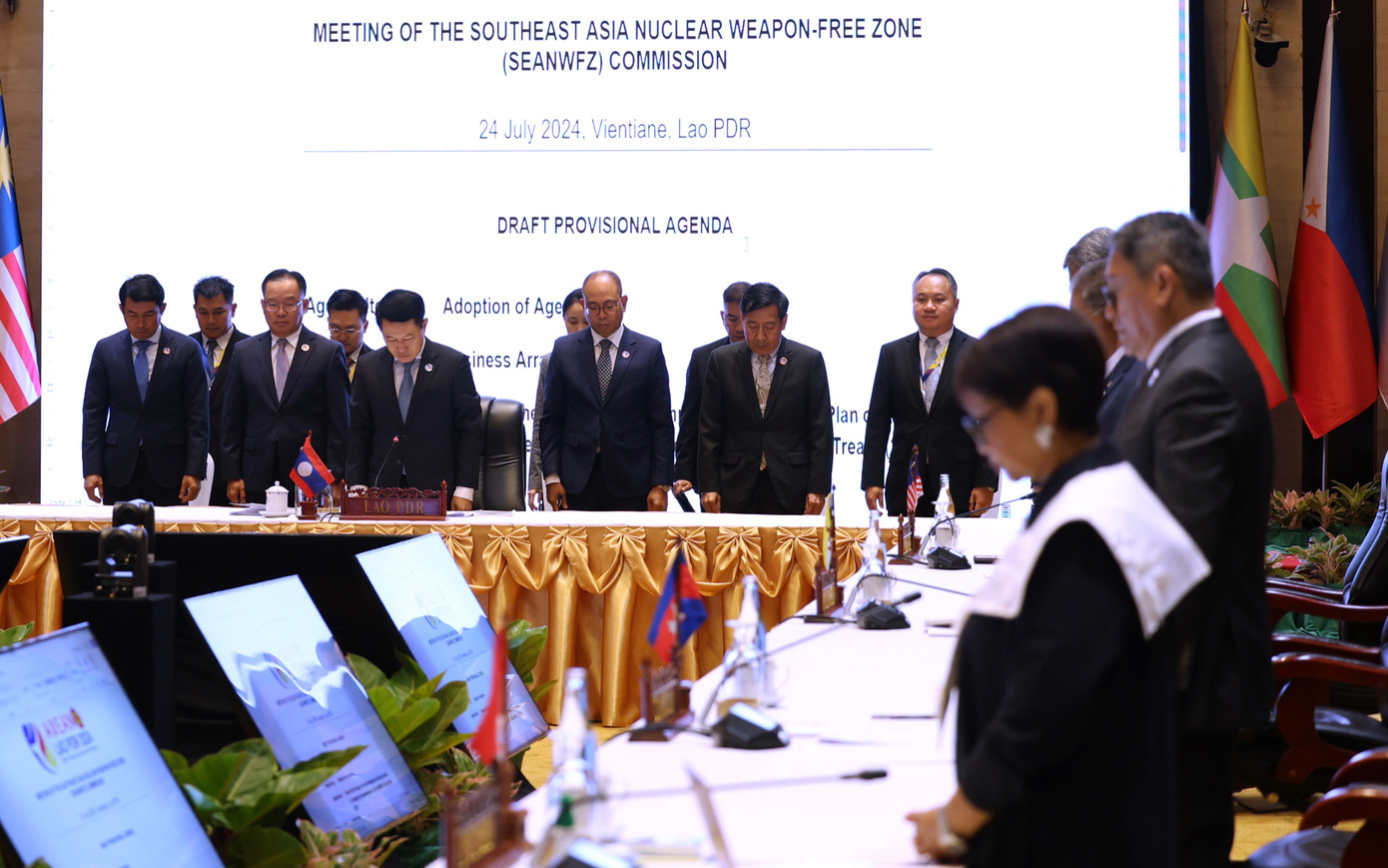 Các Bộ trưởng và Tổng Thư ký ASEAN mặc niệm Tổng Bí thư Nguyễn Phú Trọng. (Ảnh: Mofa) Các Bộ trưởng và Tổng Thư ký ASEAN mặc niệm Tổng Bí thư Nguyễn Phú Trọng. (Ảnh: Mofa)