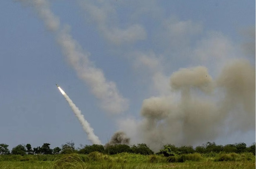 Tên lửa được bắn trong cuộc tập trận chung giữa Philippines và Mỹ vào tháng 4/2024. (Ảnh: Reuters)