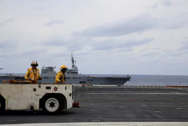 Hạm đội 7 của Mỹ tiến hành tập trận chung trên tàu USS Carl Vinson và tàu khu trục chở trực thăng Hyuga của Nhật Bản ở Thái Bình Dương, tháng 11/2023. (Ảnh: Reuters)