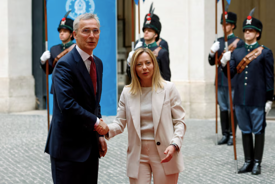 Thủ tướng Ý Giorgia Meloni và Tổng thư ký NATO Jens Stoltenberg bắt tay trong cuộc gặp ở Palazzo Chigi, Ý, ngày 8/5. (Ảnh: Reuters)