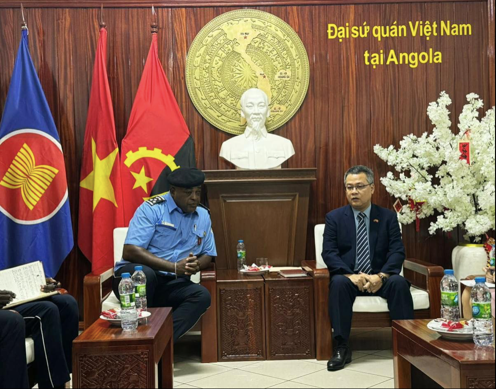 Đại sứ Dương Chính Chức làm việc với cảnh sát Angola ngày 29/7. (Ảnh: Fb ĐSQ)