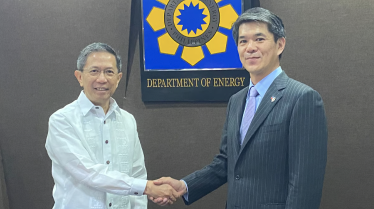 Đại sứ Nhật Bản tại Philippines Kazuya Endo (bên phải). (Ảnh: Daily Tribune) Đại sứ Nhật Bản tại Philippines Kazuya Endo (bên phải). (Ảnh: Daily Tribune)