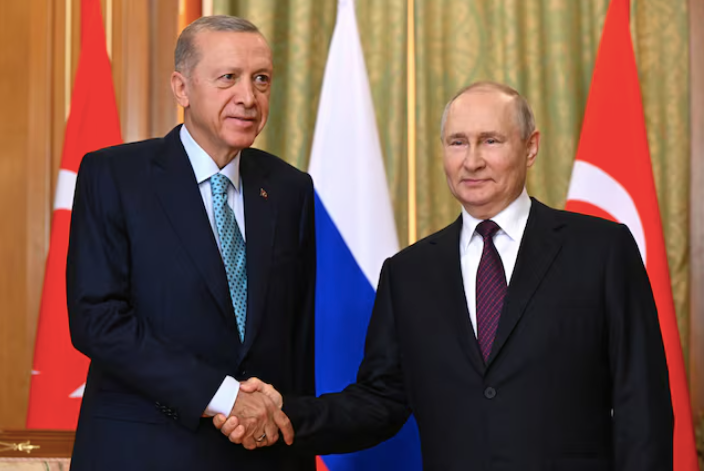 Tổng thống Thổ Nhĩ Kỳ Tayyip Erdogan bắt tay Tổng thống Vladimir Putin tại Sochi, tháng 9/2023. (Ảnh: Sputnik)