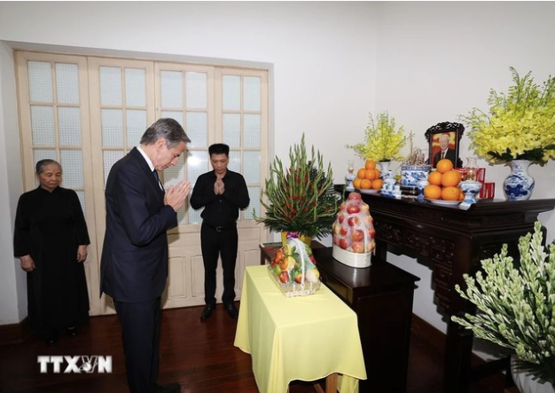 Ngoại trưởng Blinken thắp hương viếng Tổng Bí thư Nguyễn Phú Trọng. (Ảnh: TTXVN) Ngoại trưởng Blinken thắp hương viếng Tổng Bí thư Nguyễn Phú Trọng. (Ảnh: TTXVN)