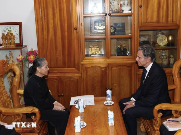 Ngoại trưởng Blinken chia sẻ với Phu nhân Ngô Thị Mận. (Ảnh: TTXVN) Ngoại trưởng Blinken chia sẻ với Phu nhân Ngô Thị Mận. (Ảnh: TTXVN)