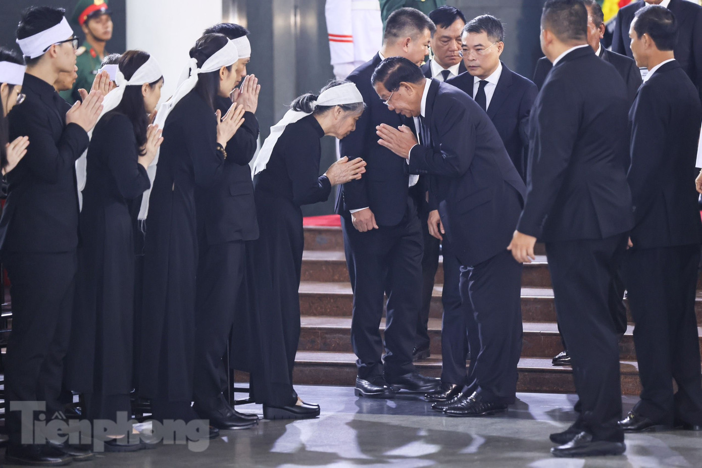 Chủ tịch Thượng viện Campuchia Hun Sen chia buồn với gia quyến Tổng Bí thư Nguyễn Phú Trọng. (Ảnh: Như Ý) Chủ tịch Thượng viện Campuchia Hun Sen chia buồn với gia quyến Tổng Bí thư Nguyễn Phú Trọng. (Ảnh: Như Ý)