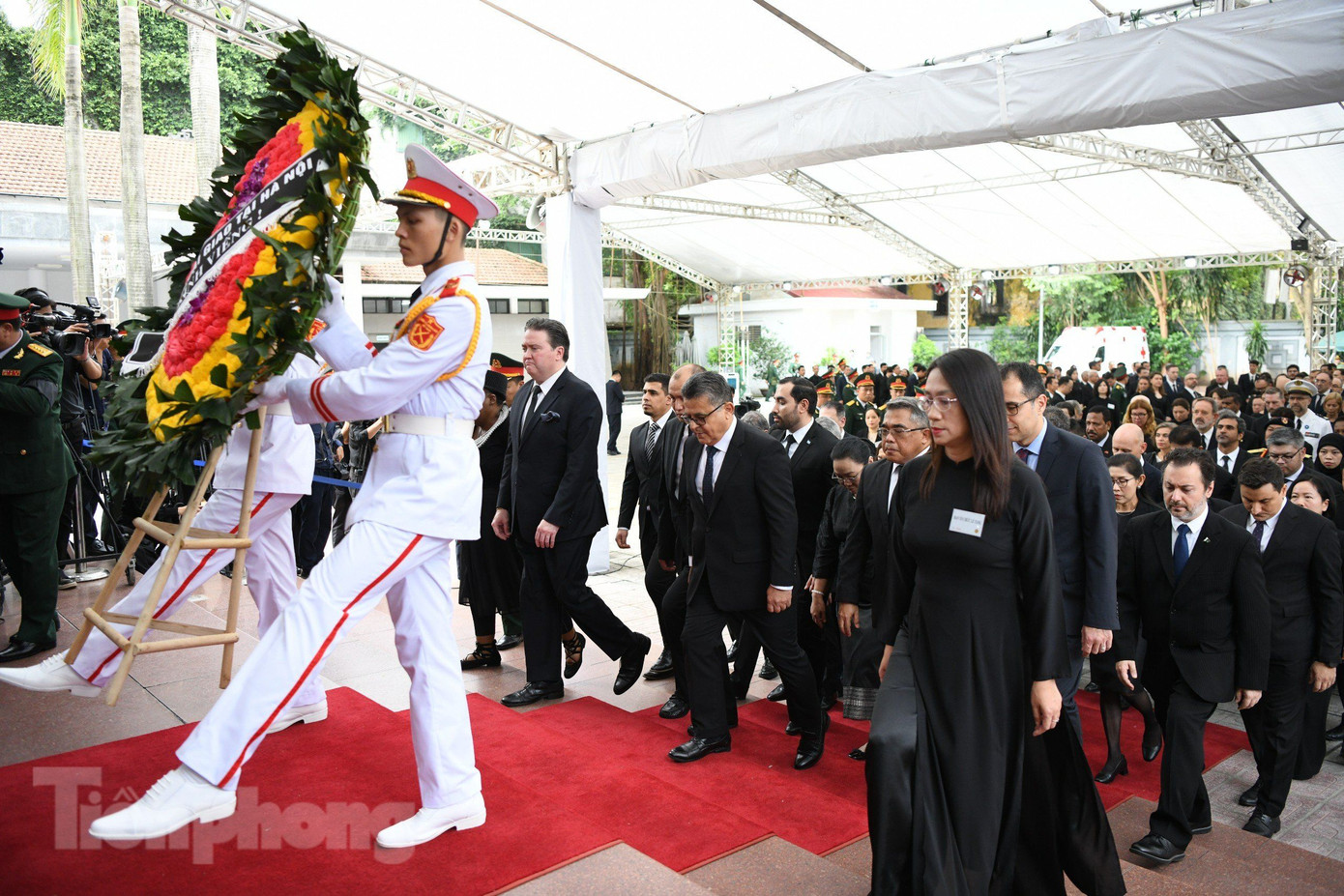 Đoàn Ngoại giao tại Hà Nội do Đại sứ Palestine Saadi Salama dẫn đầu vào viếng Tổng Bí thư Nguyễn Phú Trọng. (Ảnh: Như Ý)