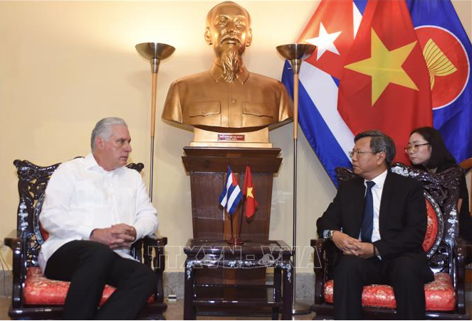 Chủ tịch Miguel Díaz-Canel chia sẻ với Đại sứ Lê Quang Long. (Ảnh: TTXVN)
