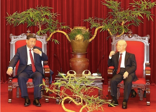 Tổng Bí thư Nguyễn Phú Trọng mời Tổng Bí thư, Chủ tịch Trung Quốc Tập Cận Bình thưởng trà nhân dịp nhà lãnh đạo Trung Quốc thăm cấp Nhà nước đến Việt Nam tháng 12/2023. (Ảnh: TTXVN)