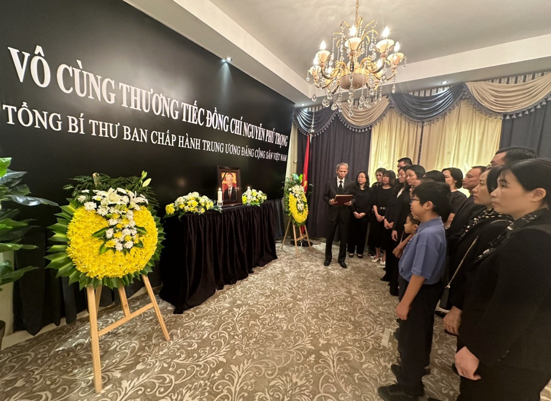 Toàn bộ cán bộ nhân viên Đại sứ quán Việt Nam tại Ả-rập Xê-út cùng gia đình tham dự Lễ viếng. (Ảnh: Mofa) Toàn bộ cán bộ nhân viên Đại sứ quán Việt Nam tại Ả-rập Xê-út cùng gia đình tham dự Lễ viếng. (Ảnh: Mofa)