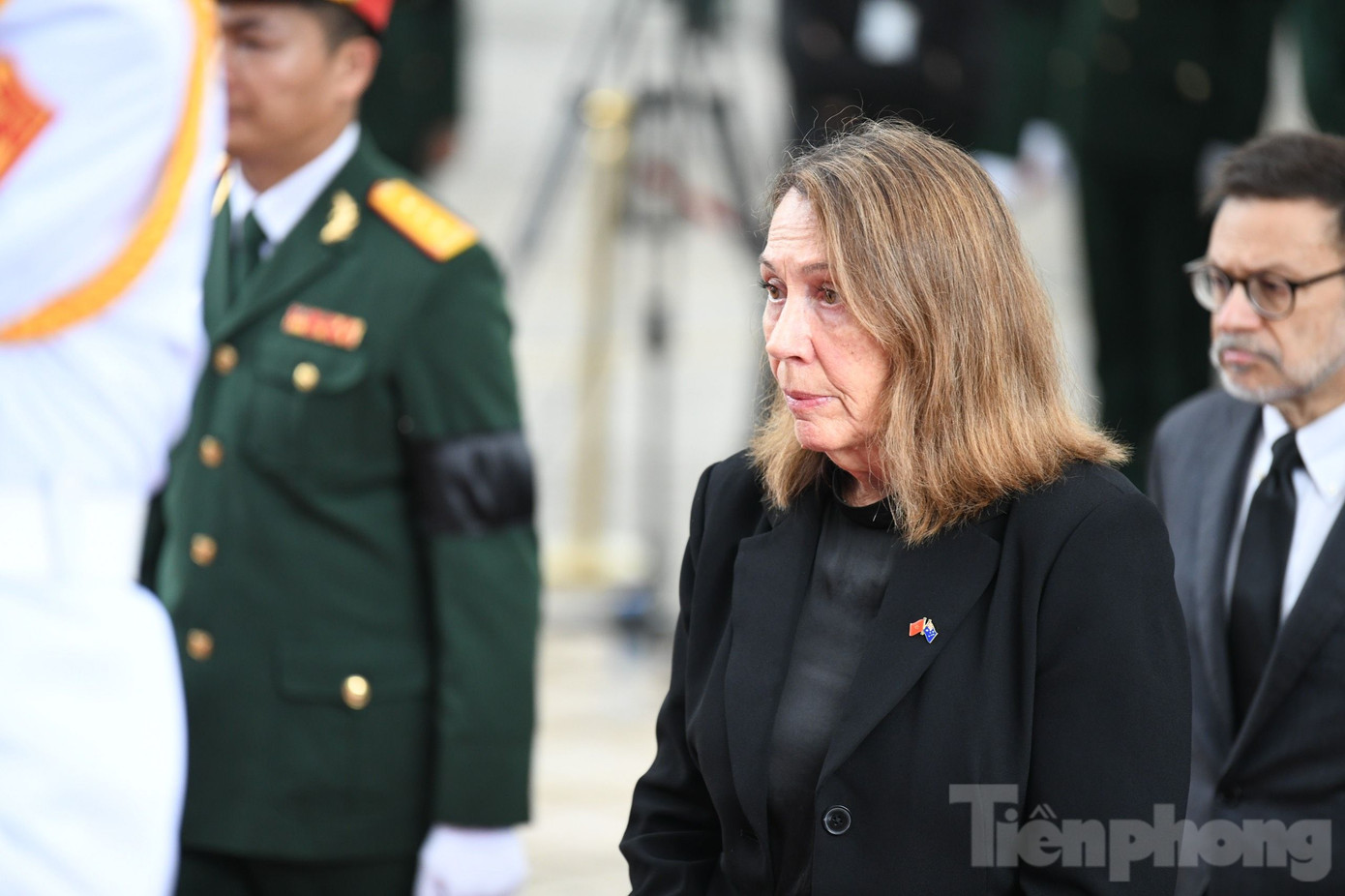 Chủ tịch Thượng viện Sue Lines dẫn đoàn vào viếng Tổng Bí thư Nguyễn Phú Trọng. (Ảnh: Như Ý)