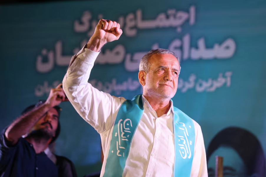 Nghị sĩ Masoud Pezeshkian đang dẫn trước trong cuộc bầu cử tổng thống Iran vòng hai. (Ảnh: Reuters)