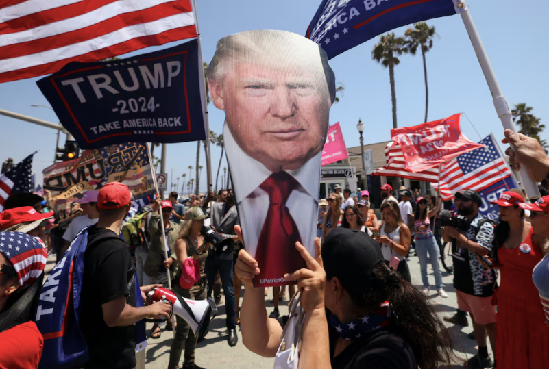 Người ủng hộ ông Trump giương chân dung cựu tổng thống trong cuộc tuần hành ủng hộ ông ở Huntington Beach, California, ngày 14/7. (Ảnh: Reuters) Người ủng hộ ông Trump giương chân dung cựu tổng thống trong cuộc tuần hành ủng hộ ông ở Huntington Beach, California, ngày 14/7. (Ảnh: Reuters)