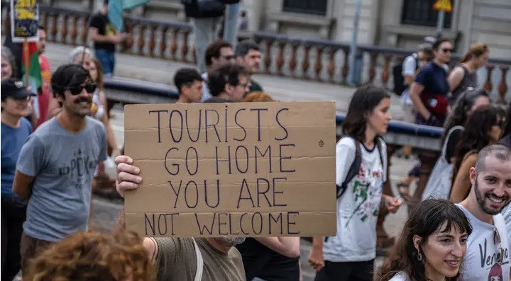 Người biểu tình Barcelona giương khẩu hiệu không chào đón du khách. (Ảnh: Getty)