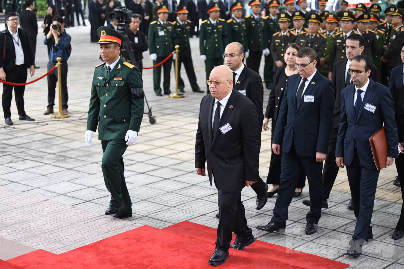 Đoàn do Bộ trưởng Cựu chiến binh và người có công Algeria Laid Rebigua vào viếng Tổng Bí thư Nguyễn Phú Trọng. (Ảnh: Như Ý) Đoàn do Bộ trưởng Cựu chiến binh và người có công Algeria Laid Rebigua vào viếng Tổng Bí thư Nguyễn Phú Trọng. (Ảnh: Như Ý)