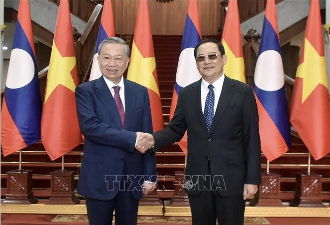 Chủ tịch nước Tô Lâm hội kiến Thủ tướng Lào Sonexay Siphandone. (Ảnh: TTXVN)