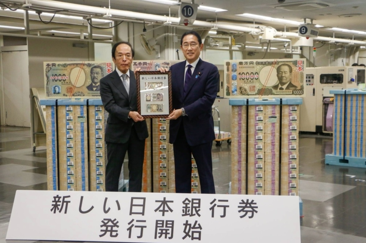 Thủ tướng Nhật Bản Fumio Kishida và Thống đốc Kazuo Ueda giới thiệu 3 tờ tiền mới, ngày 3/7. (Ảnh: Japan Times)