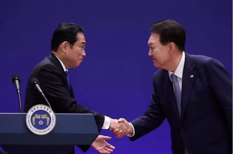 Thủ tướng Nhật Bản Fumio Kishida và Tổng thống Hàn Quốc Yoon Suk Yeol trong cuộc gặp ngày 27/5. (Ảnh: Reuters)