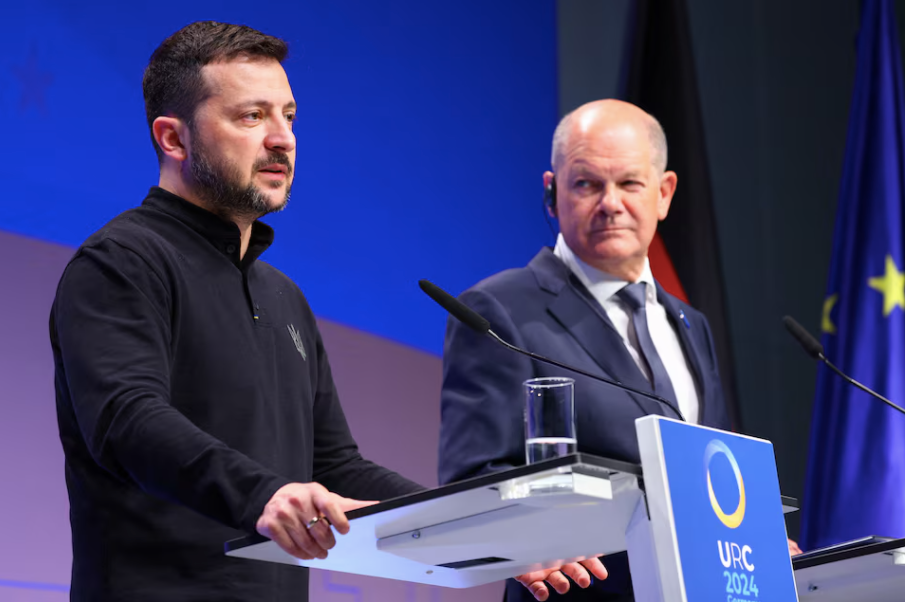 Thủ tướng Đức Olaf Scholz (phải) trong một sự kiện chung với Tổng thống Ukraine Volodymir Zelensky. (Ảnh: Reuters)