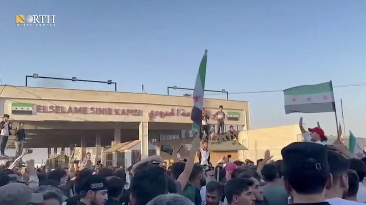 Người biểu tình tập trung ở Bab al-Salameh, Syria, ngày 1/7. (Ảnh: Reuters) Người biểu tình tập trung ở Bab al-Salameh, Syria, ngày 1/7. (Ảnh: Reuters)