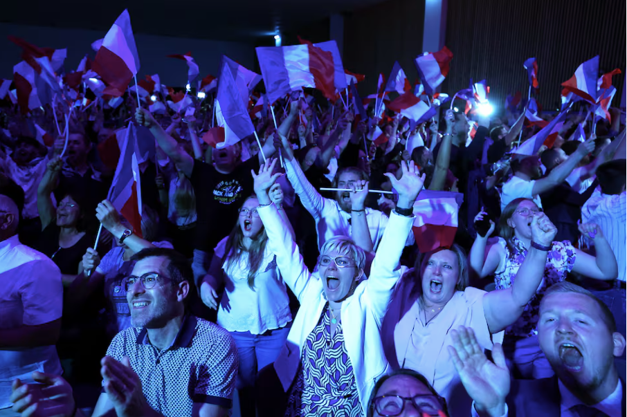 Những người ủng hộ ăn mừng chiến thắng của đảng cực hữu RN ngày 30/6. (Ảnh: Reuters) Những người ủng hộ ăn mừng chiến thắng của đảng cực hữu RN ngày 30/6. (Ảnh: Reuters)