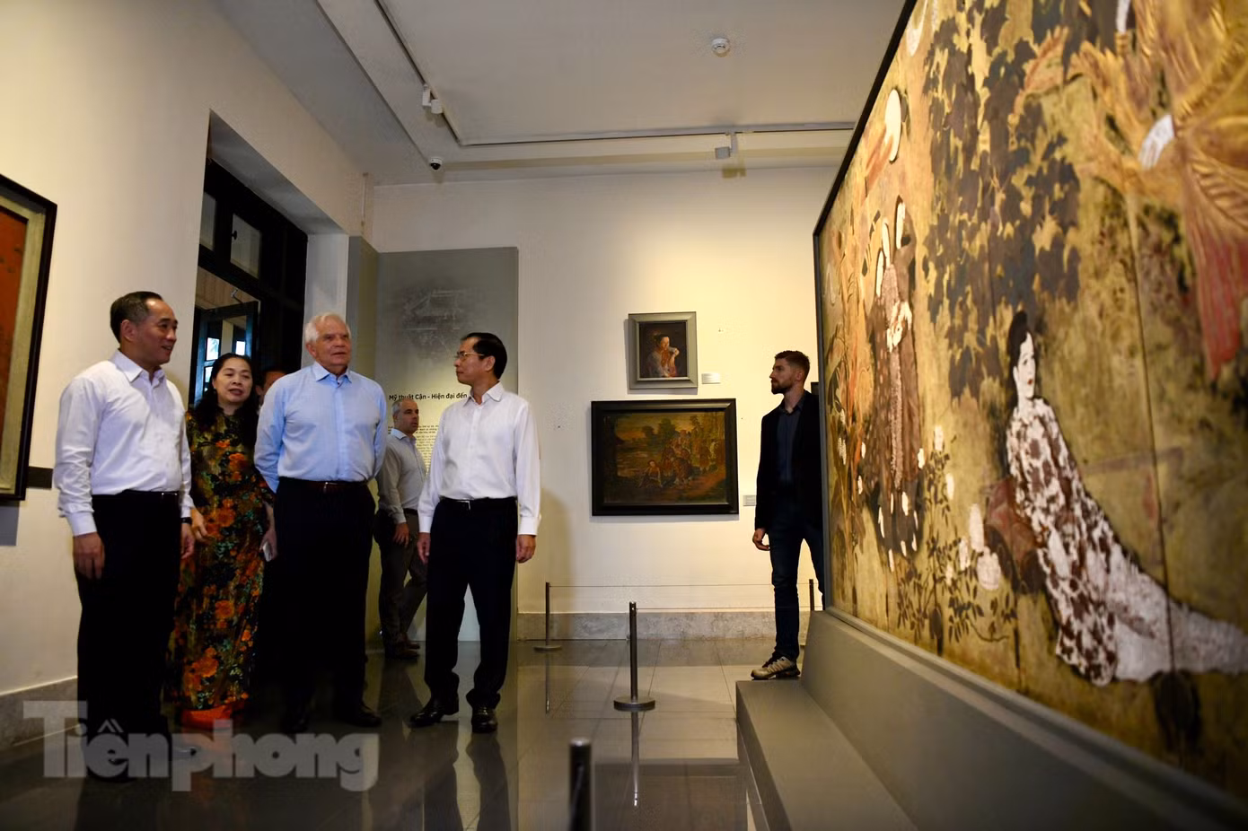 Bộ trưởng Ngoại giao Bùi Thanh Sơn và Đại diện cấp cao EU Josep Borrell thăm Bảo tàng Mỹ thuật Việt Nam. (Ảnh: Như Ý)