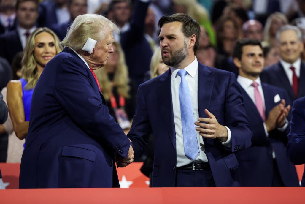 Cựu Tổng thống Mỹ Trump bắt tay Thượng nghị sĩ J.D. Vance tại Đại hội toàn quốc của đảng Cộng hòa, tối 16/7. (Ảnh: Reuters)