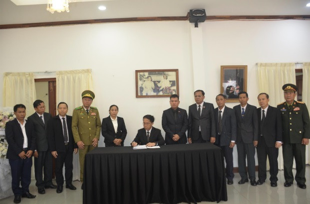 Đoàn Ủy viên Trung ương Đảng, Bí thư Tỉnh uỷ Salavan ghi sổ tang tưởng nhớ Tổng Bí thư Nguyễn Phú Trọng. (Ảnh: Mofa) Đoàn Ủy viên Trung ương Đảng, Bí thư Tỉnh uỷ Salavan ghi sổ tang tưởng nhớ Tổng Bí thư Nguyễn Phú Trọng. (Ảnh: Mofa)